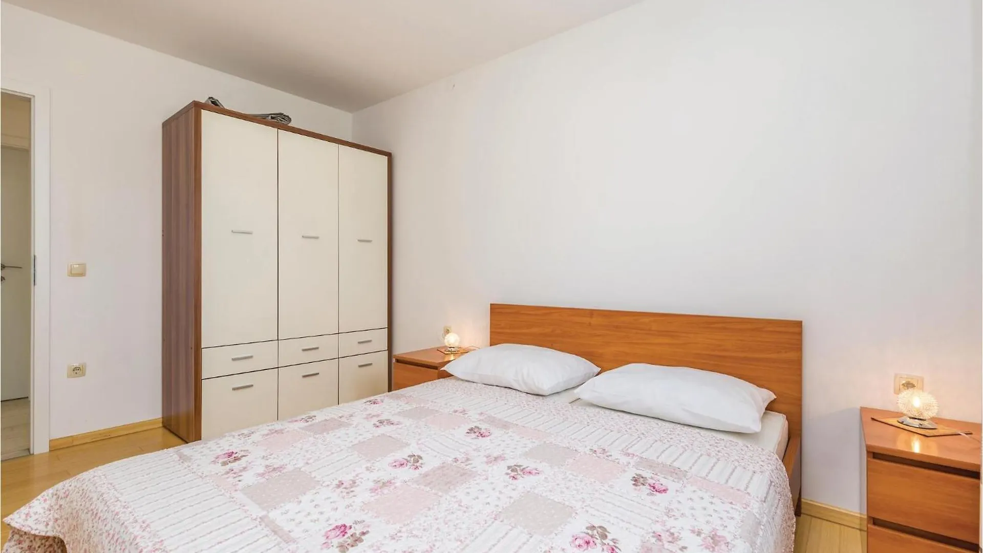 Beautiful Apartment In Banjol With Wifi