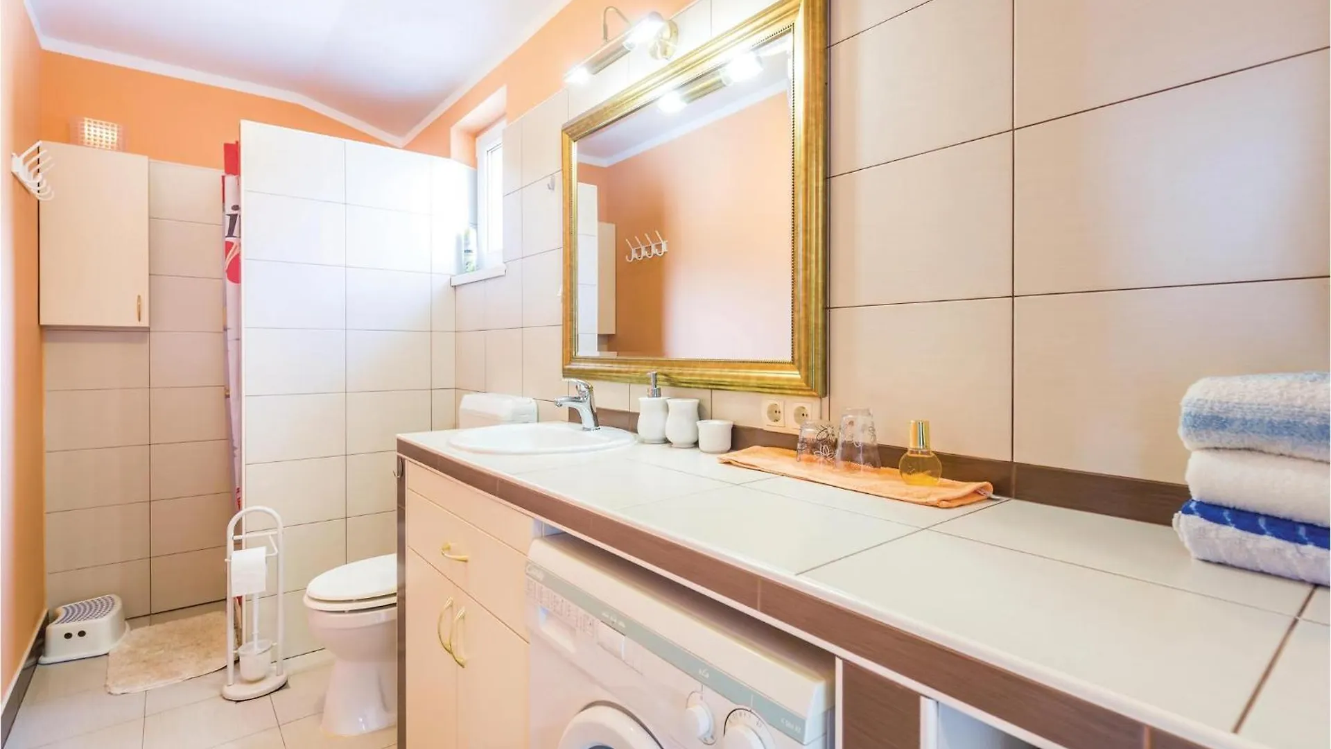 Beautiful Apartment In Banjol With Wifi