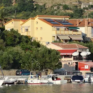 Gostinjska kuća Captain's Club, Banjol